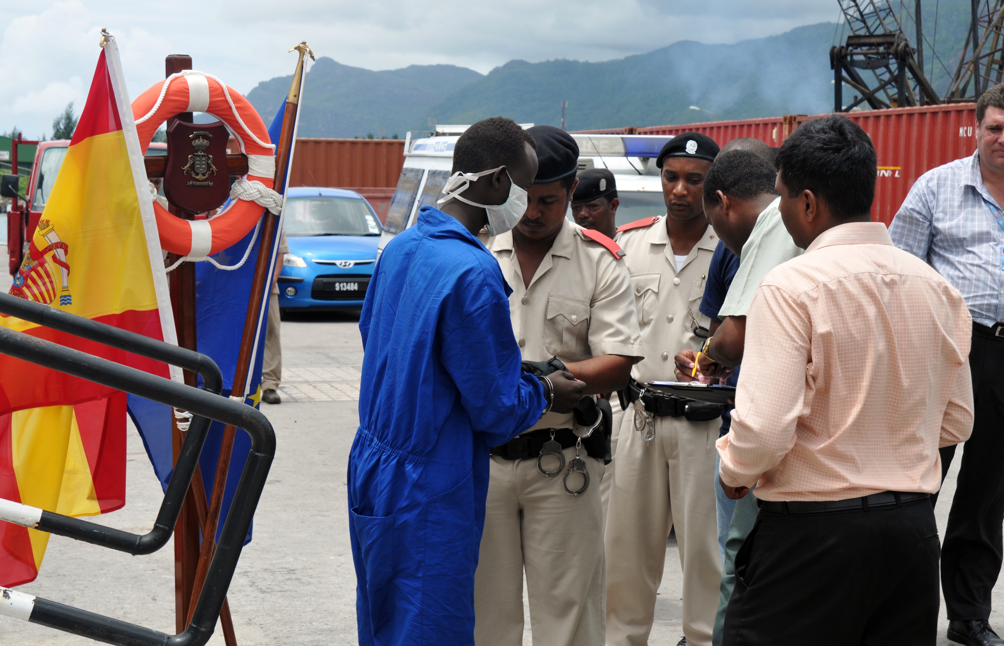 Handover of suspects in Seychelles Photo: UNODC