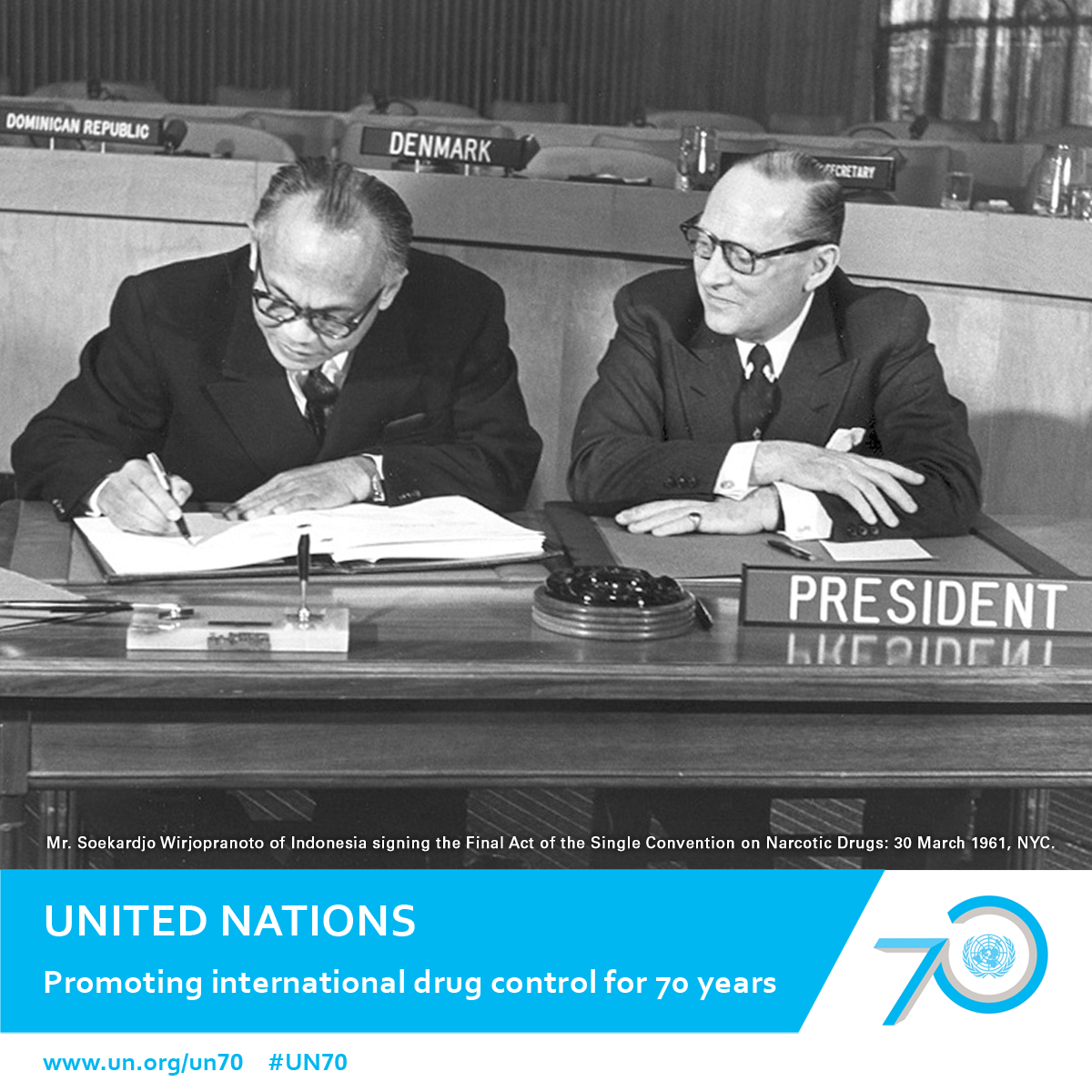Представитель Индонезии господин Сукарджо Вирьопраното подписывает Заключительный акт Единой конвенции о наркотических средствах, 30 марта 1961 года, Нью-Йорк