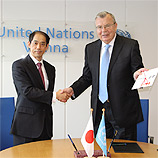 Исполнительный директор УНП ООН, Юрий Федотов, с постоянным представителем Японии при ООН в Вене, послом Митсуру Китано. Фото: УНП ООН