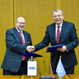 Генеральный секретарь ОБСЕ Ламберто Заньер (слева) и исполнительный директор УНП ООН Юрий Федотов (справа) после подписания нового совместного плана действий. Фото: УНП ООН
