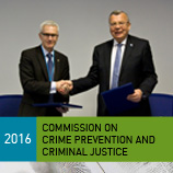 Les directeurs de l'ONUDC et d'INTERPOL signent un accord de coopération lors de la Commission 2016 sur le Crime. Photo : ONUDC