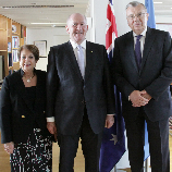 Le Gouverneur général d'Australie visite l'ONUDC, discute des partenariats face aux défis posés par les drogues, le crime organisé, la corruption et le terrorisme. Image: ONUDC