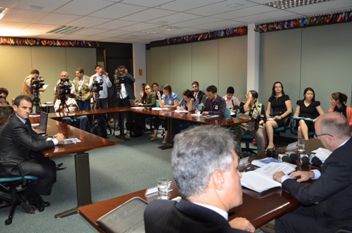Jornalistas acompanham lançamento do Relatório 2010 da JIFE, durante coletiva em Brasília