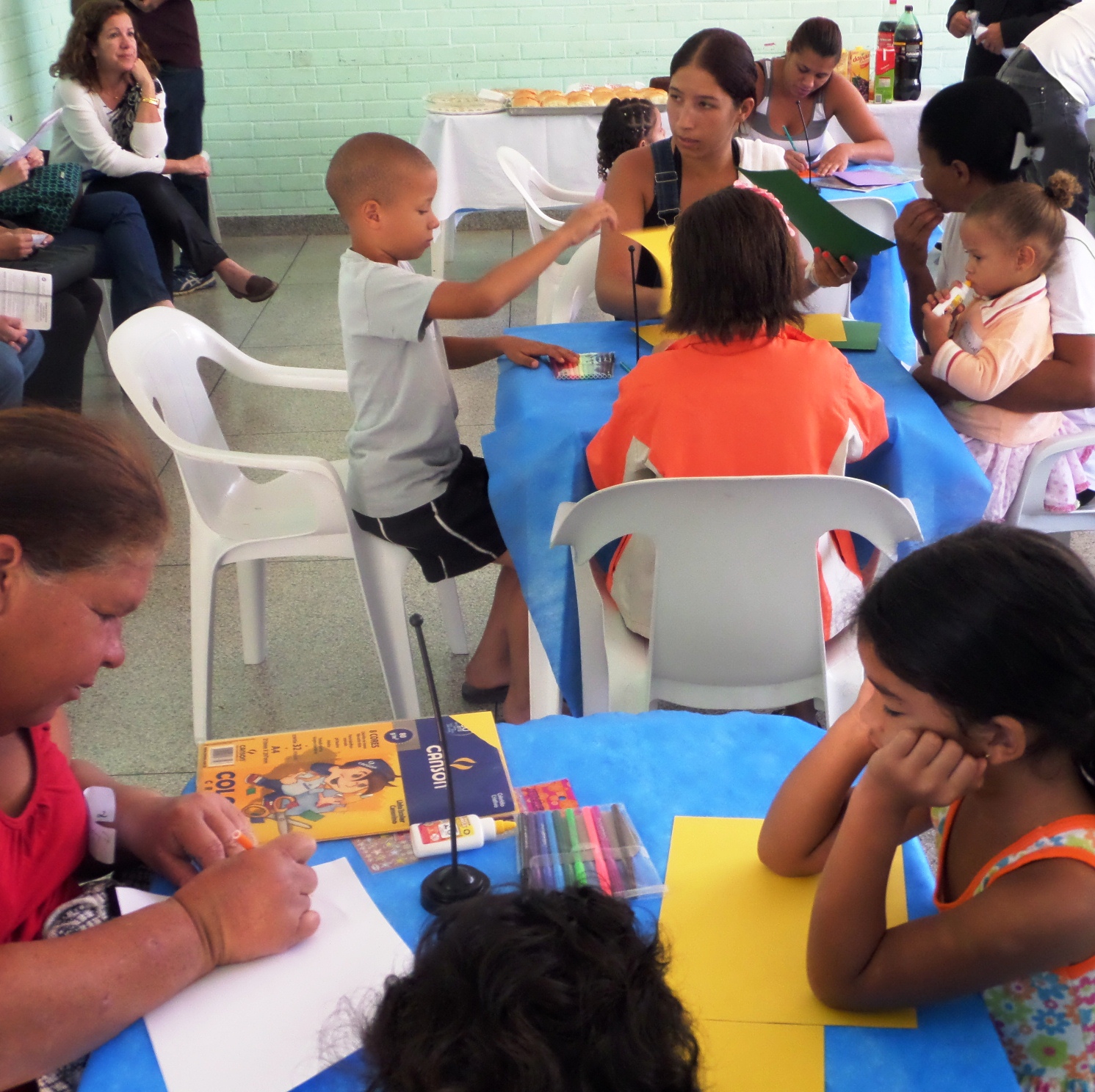 Famílias participam de atividades de desenho no primeiro dia de atividades do projeto. Foto: UNODC