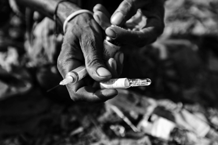 Fotografia: Enrico Fabian, no trabalho ‘Morte por 50 rúpias’, sobre o uso de drogas em Jahangirpuri, um assentamento em Nova Déli, na Índia.