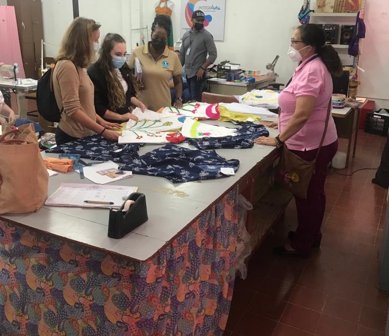 Personal de UNODC viendo taller de costura en el centro penitenciario femenino en Panamá.