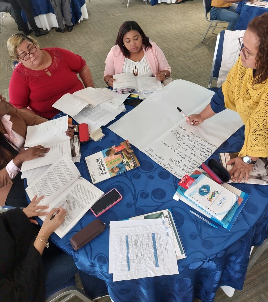 Personal de prisiones en Panamá participando de taller ofrecido por UNODC.