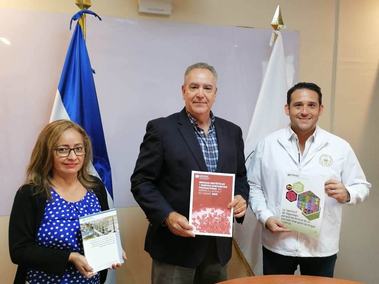 Coordinador del programa global STAND hace entrega de publicaciones a funcionarios en El Salvador. 