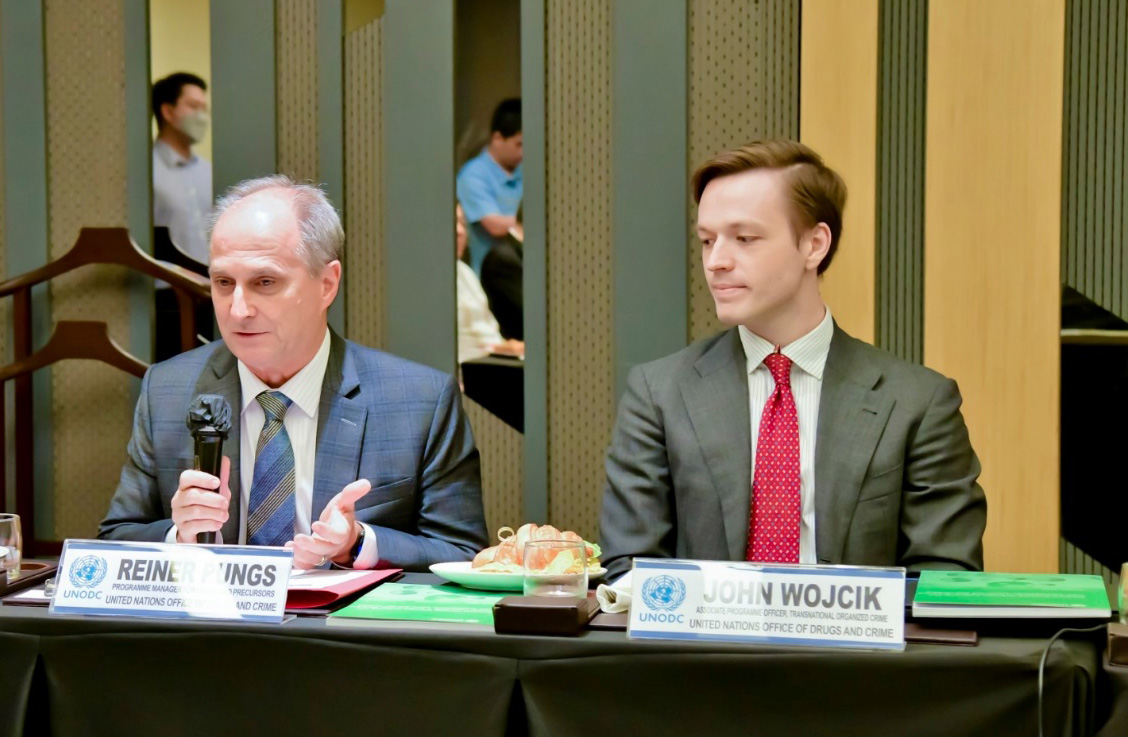 Reiner Pungs, UNODC Drugs and Precursors Programme Manager, and John Wojcik, Associate Programme Officer for Transnational Organized Crime brief participants in Manila on the evolving regional precursor situation.
