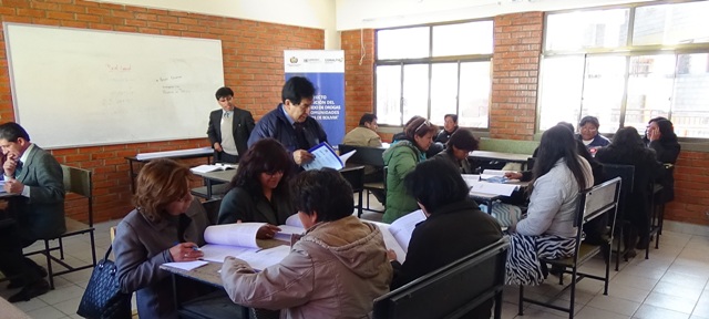 Maestros y maestras de la Unidad Educativa Rogelio Ayala (La Paz) revisan el manual de Orientaciones Generales sobre la problemática de las drogas.