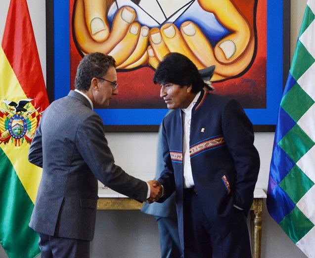 Президент Боливии Эво Моралес (справа) и представитель УНП ООН Антонио де Лео (слева) во время оглашения последнего исследования по мониторингу коки (Фото © Хосе Лираузе/ ABI)