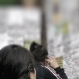 Люди, ищущие работу, читают объявления. Фото: УНП ООН