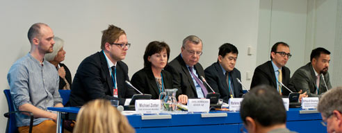 Le groupe en train de discuter le développement alternatif et son rôle commercial et social lors de la Commission des stupéfiants cette année-ci. Photo: UNODC