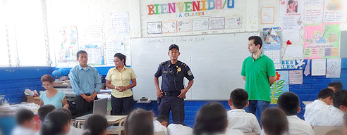 В Сальвадоре ученики, учителя и родители были ознакомлены с риском киберпреступности через беседы, тренинги, школьные сценки, веб сайты и брошюры. Фото: УНП ООН