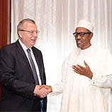 Le directeur général de l'ONUDC Yury Fedotov (à gauche) avec le président nigérian Muhammadu Buhari. 