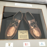 L'Afrique du Sud offre une réplique des chaussures de Nelson Mandela aux Nations Unies. Photo : ONUDC