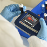 Le laboratoire de l'ONUDC organise un premier atelier sur l'identification de drogues avec des dispositifs électroniques de test sur le terrain, pour l'Afrique de l'Ouest. Image : ONUDC
