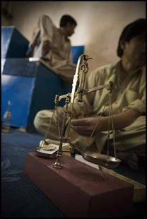 Weighing heroin for sale © A. Scotti