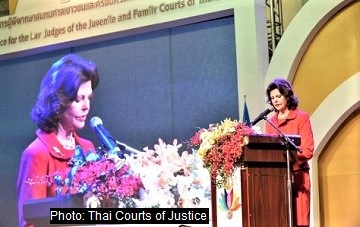 Queen Silvia speaks to 2000 Thai court reps