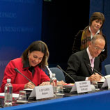 Foto:© 2010 Conselho da União Europeia: Diretor Executivo do UNODC, Antonio Maria Costa, durante cerimônia de assinatura com Michèle Coninsx, presidente interina da Eurojust 