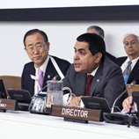 Secretário-Geral Ban Ki-moon (à isquierda) e o Presidente da Assembléia Geral Nassir Abdulaziz Al-Nasser no debate da Assembléia sobre América Central. Foto da ONU/Evan Schneider