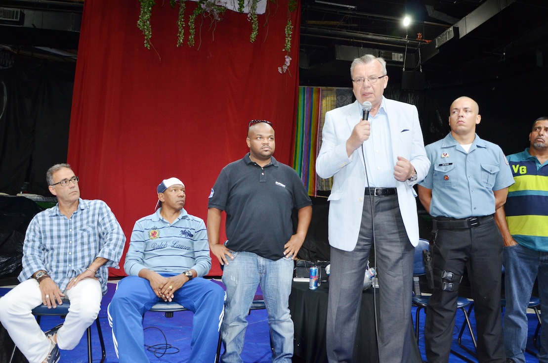 Fedotov speaking at the meeting with AfroReggae. To his left: Feijão, Gaúcho and Civil Inspector Magalhães