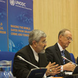  53ª Sessão da Comissão de Narcóticos, H. E. Embaixador Ali Asghar Soltanieh (esquerda) e o Diretor Executivo do UNODC, Antonio Maria Costa (direita)