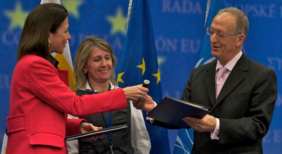 Foto:© 2010 Council of the European Union: diretor executivo do UNODC, Antonio Maria Costa, assina acordo com Michèle Coninsx, presidente interina da Eurojust