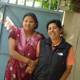 Astha (dir.) e uma colega da Shakti Samuha no abrigo de in Kathmandu, Nepal (Foto: UNODC)