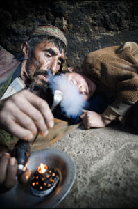 Usuário de ópio afegão. Foto: A. Scotti/UNODC