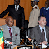 Presidente do Senegal, Abdoulaye Wade (à esquerda), com o Representante do UNODC para a África Ocidental e Central, Alexandre Schmidt (Foto: UNODC)
