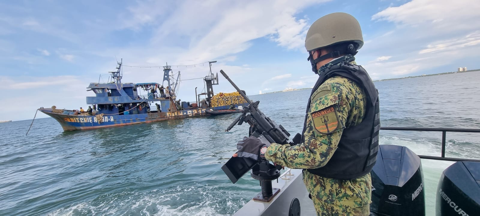 <p>Member of the Philippine National Police-Maritime Group during the “Visit Board Search and Seizure” simulating a maritime law enforcement operation © Mr. Erick Tran</p>
