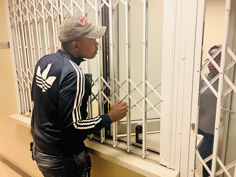 Koketso Mokubane recoge un tratamiento de metadona en Sediba Hope.