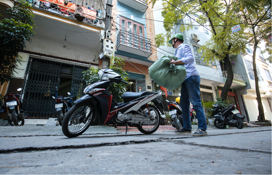 <p>A community outreach worker delivers supplies on his motorcycle. “<em>Vietnam has a quite successful methadone treatment programme expanded to all of 63 provinces. However, we can keep only 52,000 patients on treatment out of the cumulative 160,000. As we understand it, geographical and transportation issues remain the biggest barriers for service retention</em>” stated Dr. Hoang Dinh Canh, Deputy Director of VAAC at a take-home MMT advocacy conference (December 2020)</p>