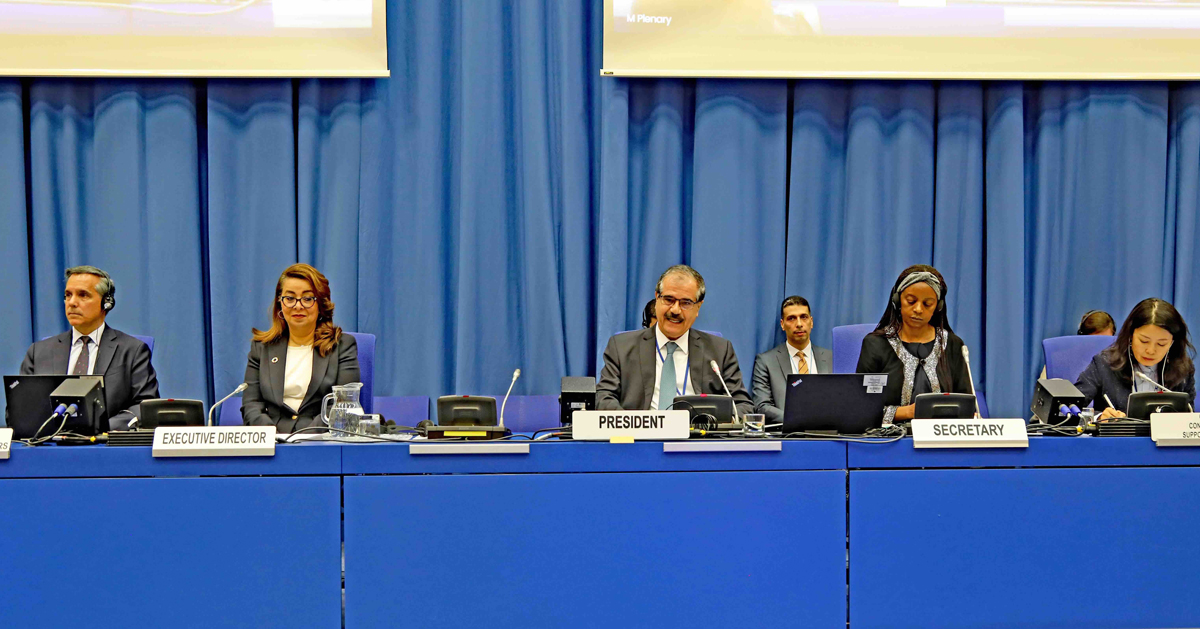 Photo of UNTOC COP11 opening session. A panel of three women and two men.