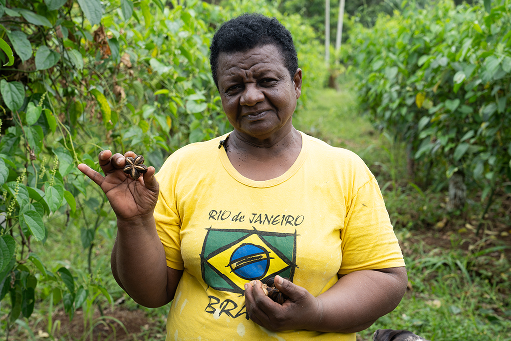 Doris Caicedo rodeada por su cultivo de sacha inchi en la Amazonia colombiana