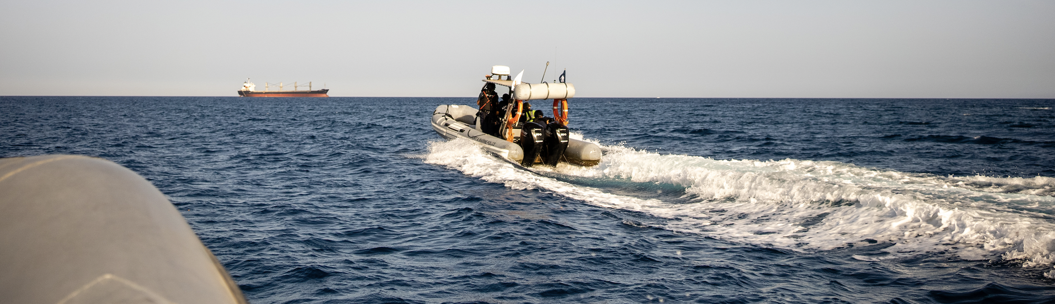 Bote con policías navegando en el mar