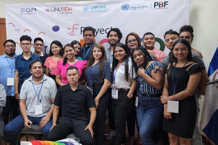 Grupo de jóvenes participando en un evento de UNODC.