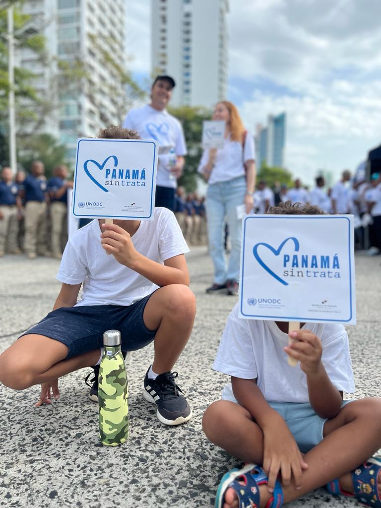 Dos niños participan de caminata en conmemoración por el Día contra la Trata de Personas 2023 en Panamá.