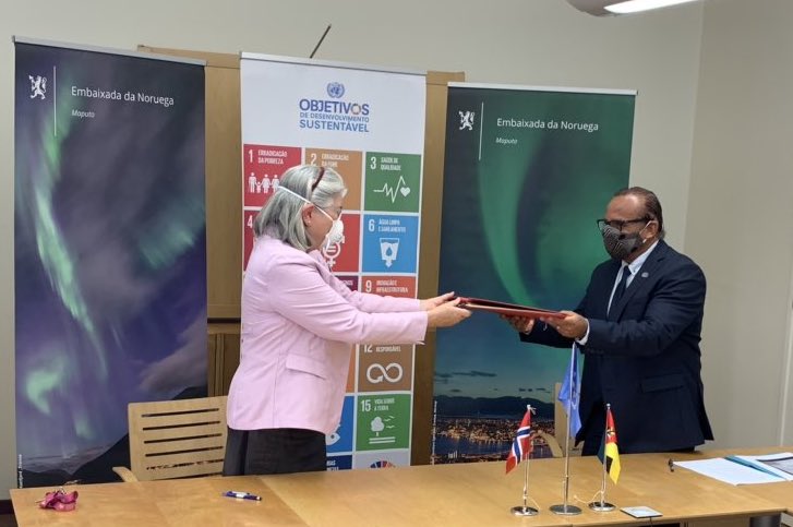 <span style="color: #888888;">Caption: Norwegian Ambassador to Mozambique, H.E. Aud Marit Wiig, and UNODC Country Representative, Mr. Cesar Guedes, exchange letters of cooperation. © UNODC</span>