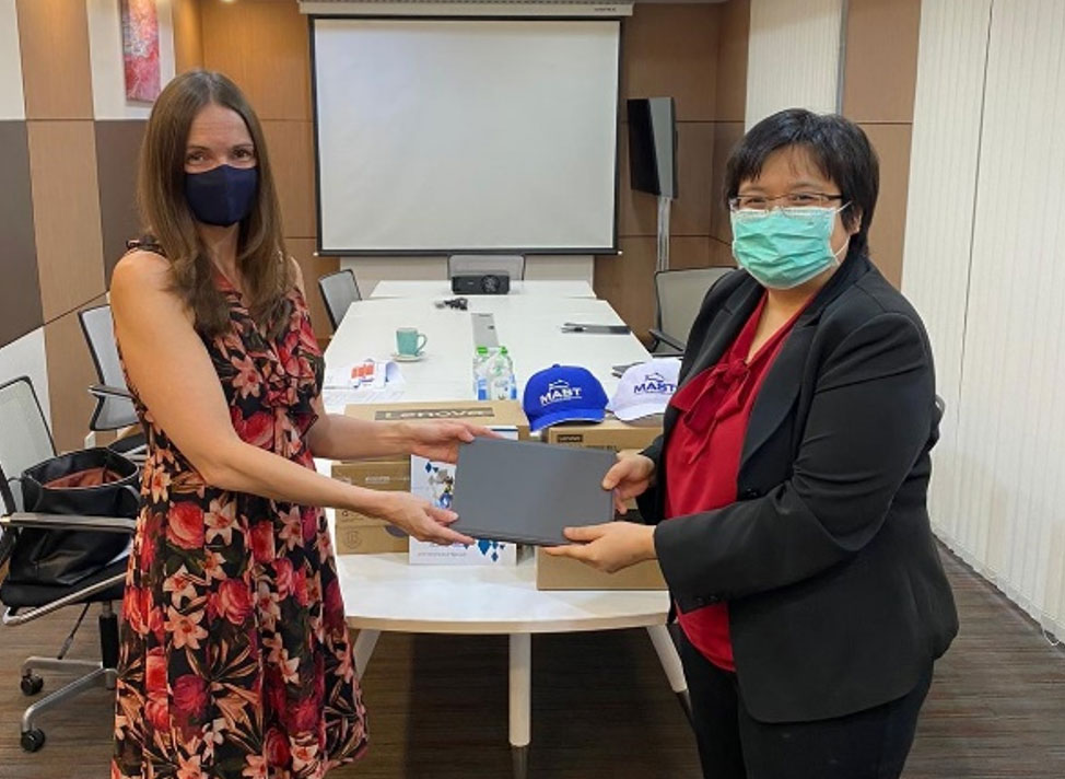 <p>Rebecca Miller (UNODC) and Dornnapha Sukkree (MAST) with ten tablets to be used for research.</p>