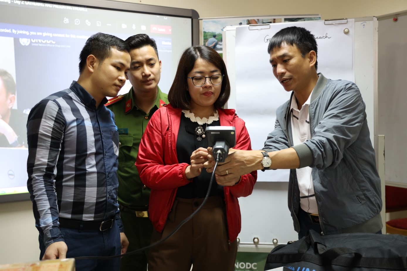 <p>Trainees from the Viet Nam People’s Police Academy learn to use borescope inspection cameras during a training-of-trainers workshop</p>