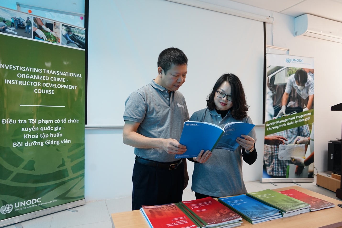 <p>Trainees from the Viêt Nam Customs School review the UNODC-developed ‘core curricula.’</p>