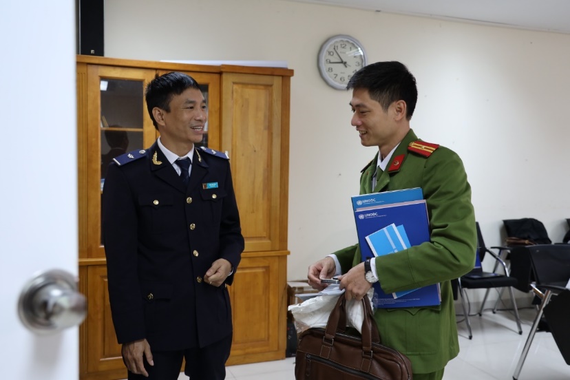 <p>An instructor and former UNODC trainee from Vietnam Customs School (left) greets an instructor from the People’s Police Academy (right) during the training-of-trainers workshop</p>