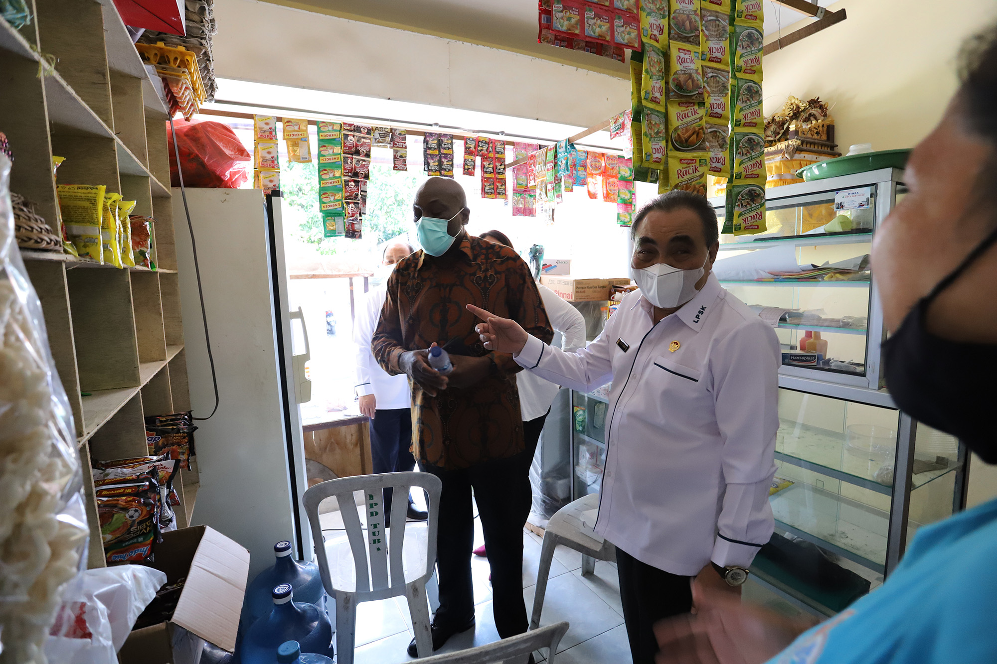 UNODC Indonesia Country Manager and Head of LPSK visited the location of one of the survivors’ small business