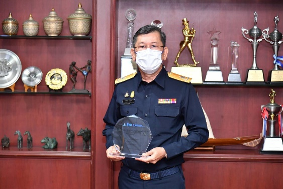 Mr. Pongtep Buasap, Thai Customs Department, Enforcement Division, receiving the Asia Environmental Enforcement Award in 2021