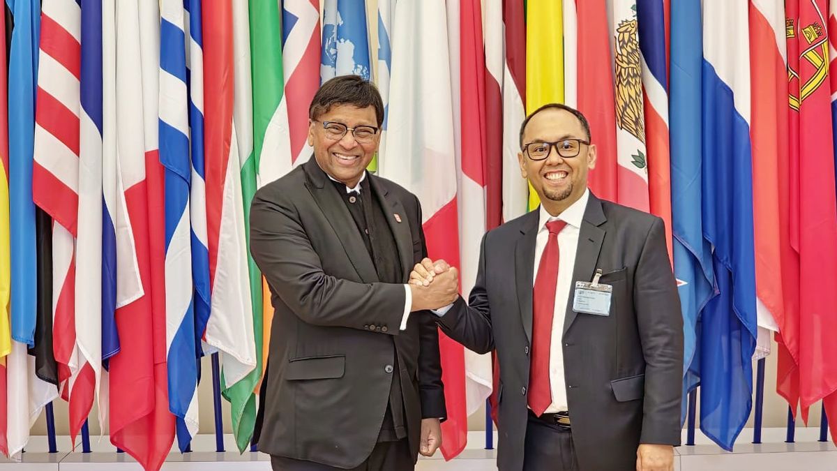 FATF President T. Raja Kumar (left), and Head of the Indonesian Financial Transaction Reports and Analysis Centre (INTRAC), Dr Ivan Yustiavandana.