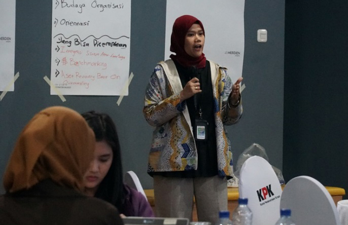Participant presents at asset recovery workshop, Anti-corruption Learning Centre KPK, Jakarta, 16 November 2023.