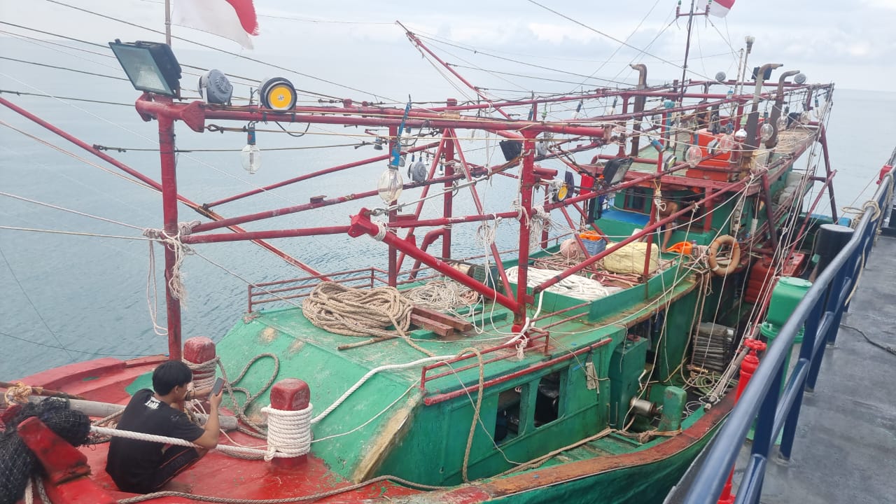 Indonesia’s Ministry of Marine Affairs and Fisheries (KKP) intercepted a fishing vessel engaged in illegal activities off the coast of Rembang, Indonesia.