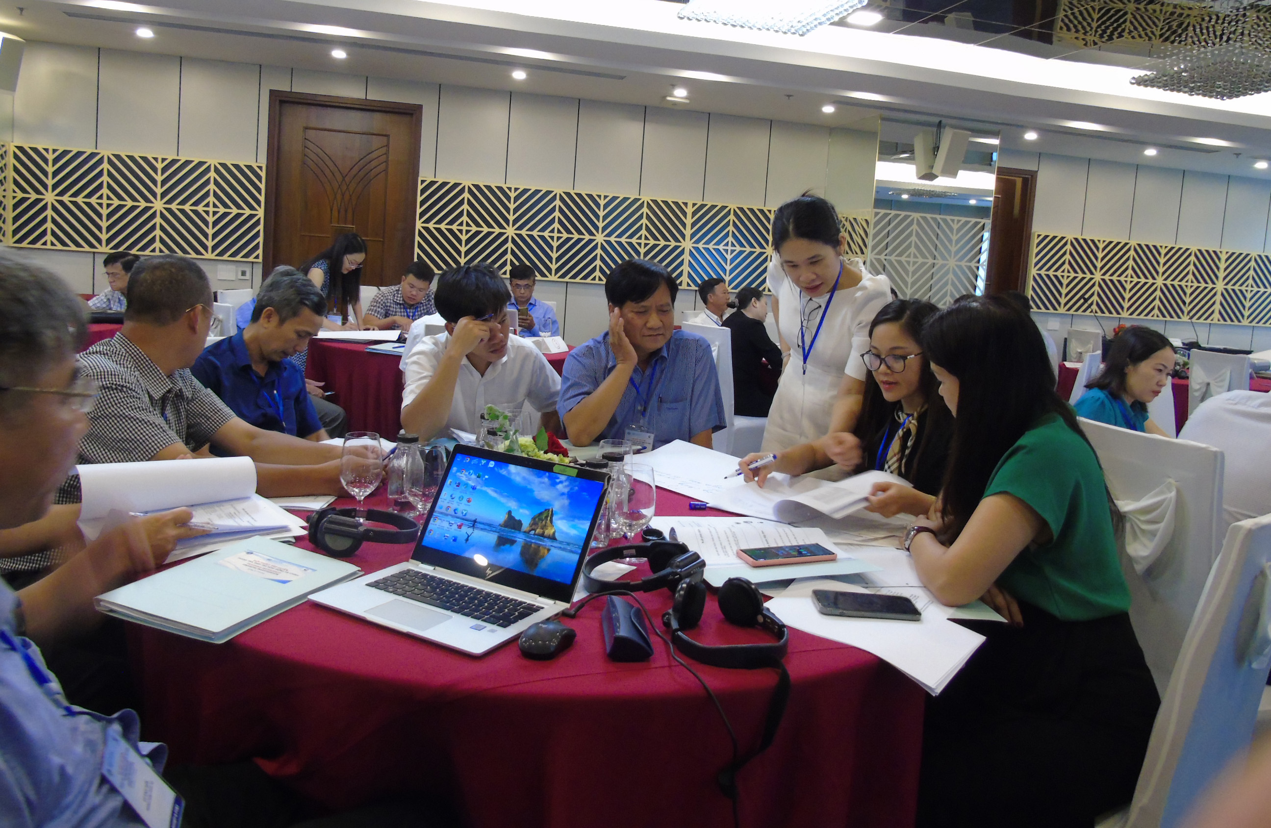 Ms. Nguyen Nguyet Minh, Officer in Charge, UNODC Viet Nam Country Office, discusses investigation plans with participants